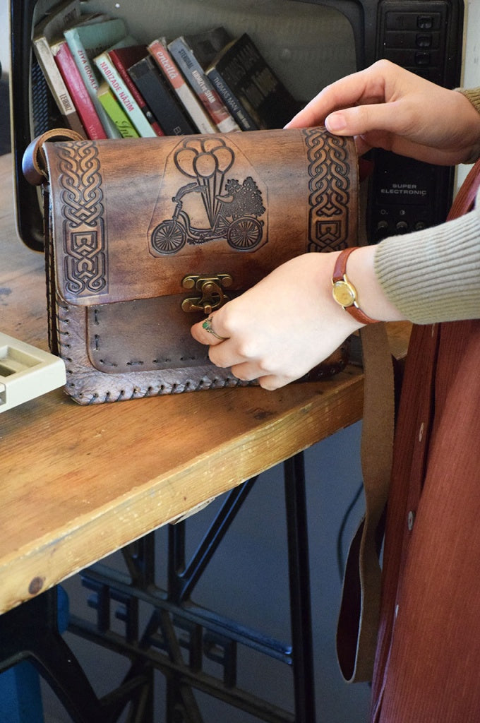 Sac bandoulière cuir véritable artisanal imprimé vélo vintage marron