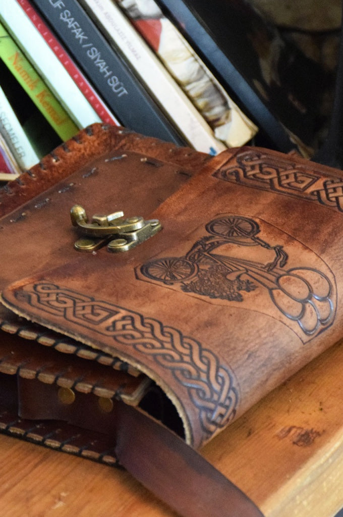 Sac bandoulière cuir véritable artisanal imprimé vélo vintage marron