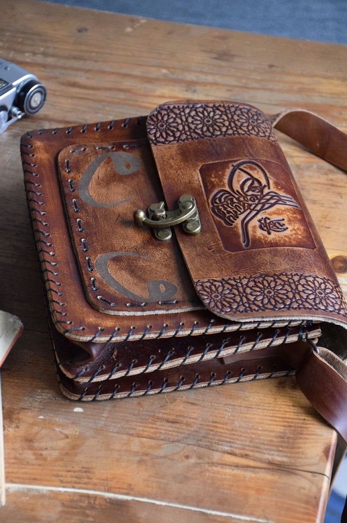 Sac bandoulière cuir véritable artisanal motif Vav double compartiment ajustable