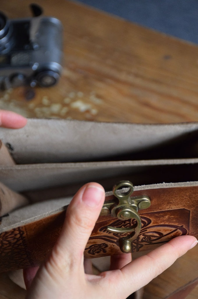 Sac bandoulière cuir véritable artisanal motif Vav double compartiment ajustable