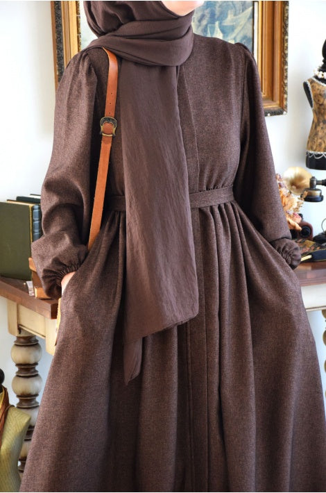 Élégante abaya Saisonnière Zippée Marron : Confort Moderne et Style Fluide