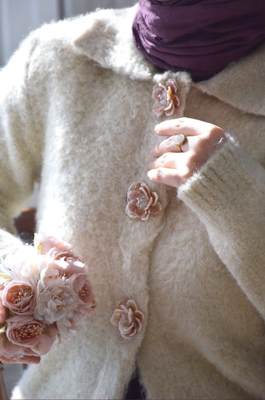 Cardigan élégant tricot doux col chemise fleurs boutons décoratifs