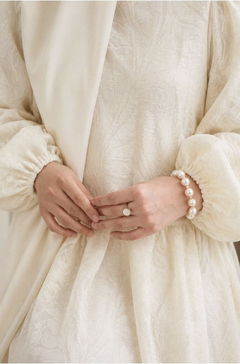 Robe Longue Élégante Détail Broderie Anglaise Écru
