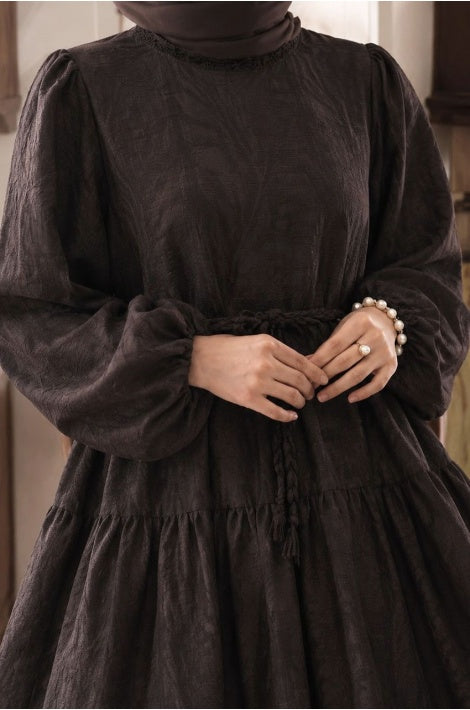Robe Longue Élégante Détail Broderie Anglaise Marron
