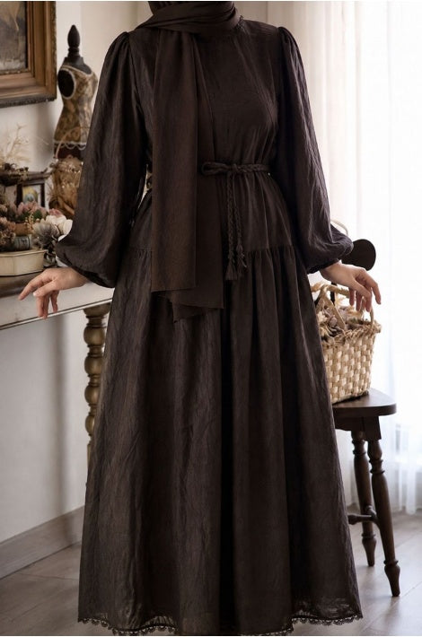Robe Longue Élégante Détail Broderie Anglaise Marron