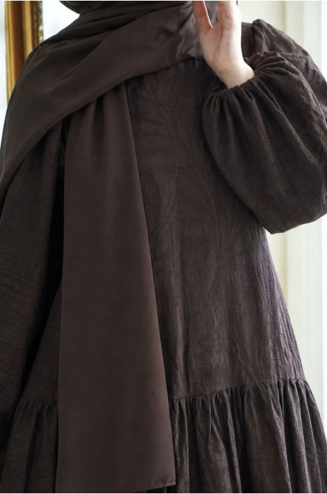 Robe Longue Élégante Détail Broderie Anglaise Marron
