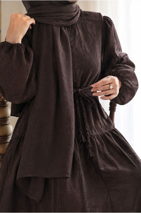 Robe Longue Élégante Détail Broderie Anglaise Marron