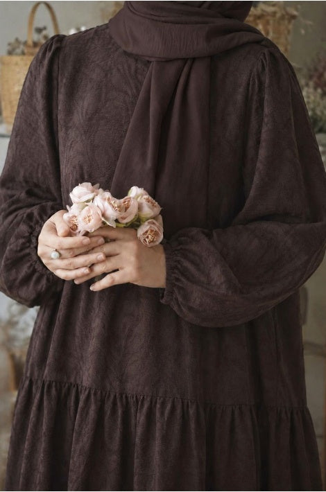 Robe Longue Élégante Détail Broderie Anglaise Marron