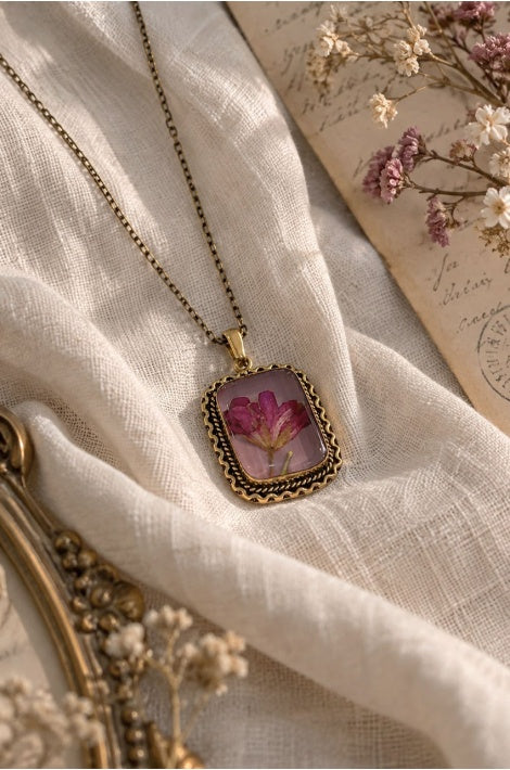 Collier artisanal rose séchée pendentif floral résine rose