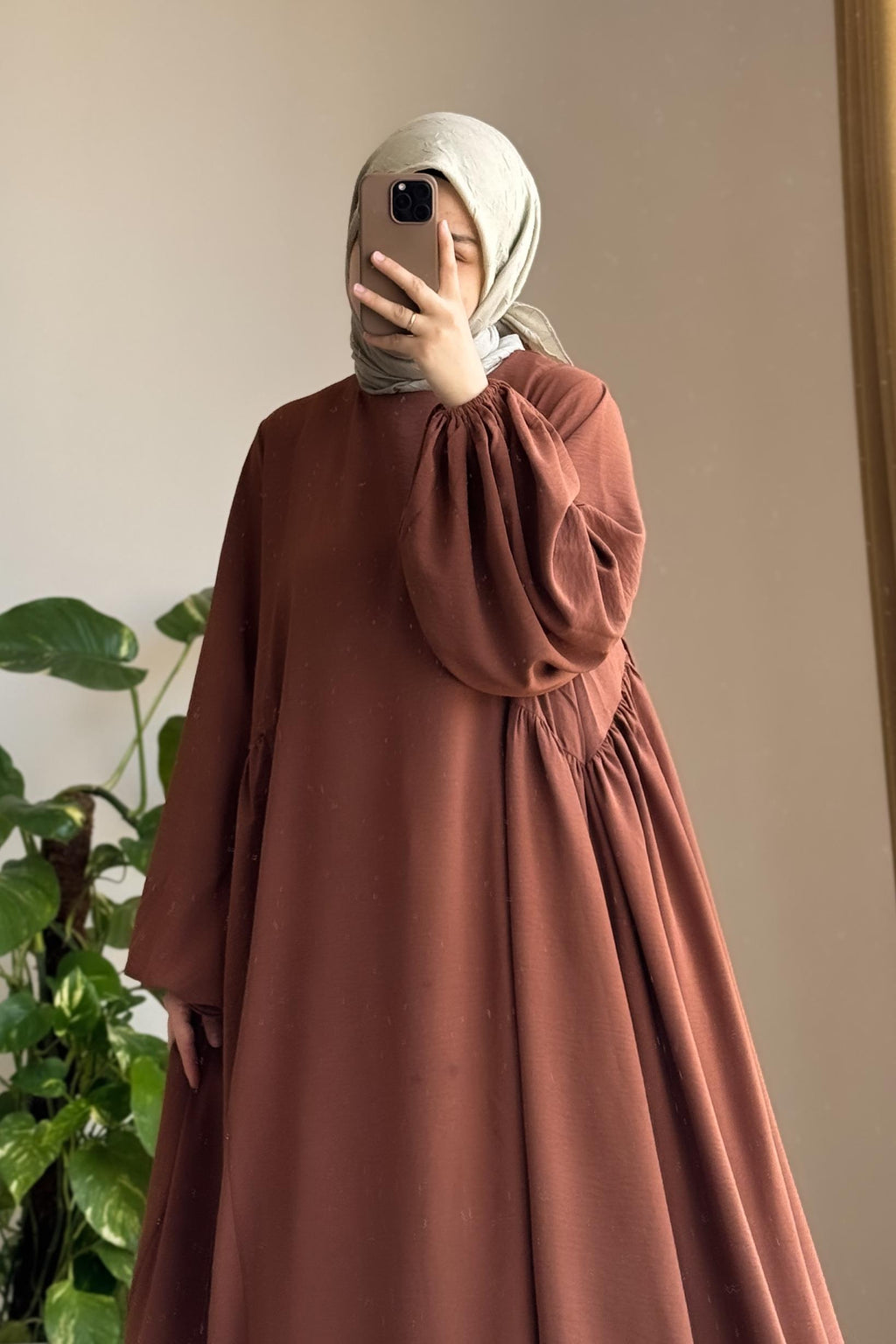 Robe Defne Élégante en Crêpe Aerobin, Coupe Ample et Confortable, Brun Roux Chic