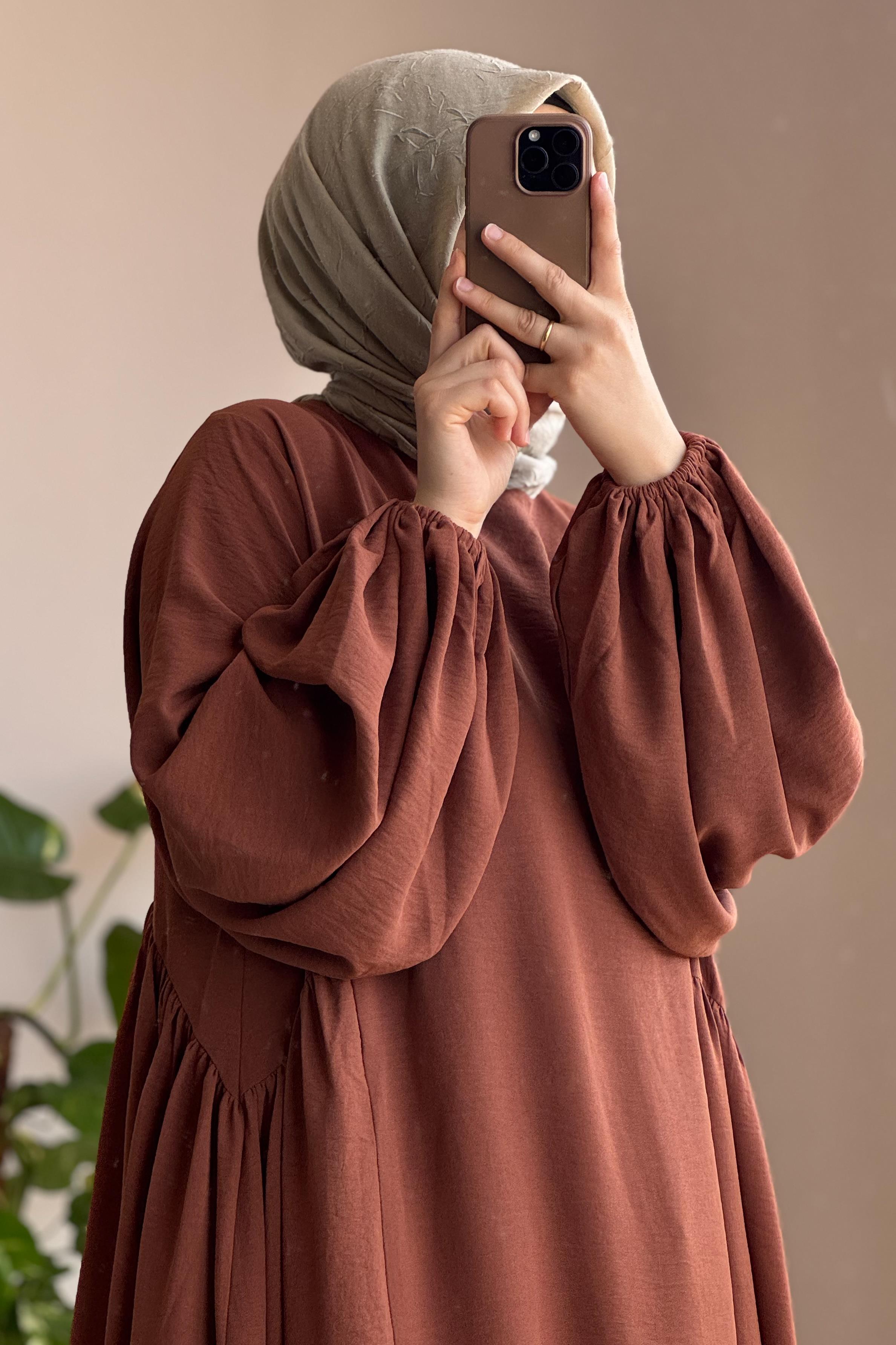 Robe Defne Élégante en Crêpe Aerobin, Coupe Ample et Confortable, Brun Roux Chic