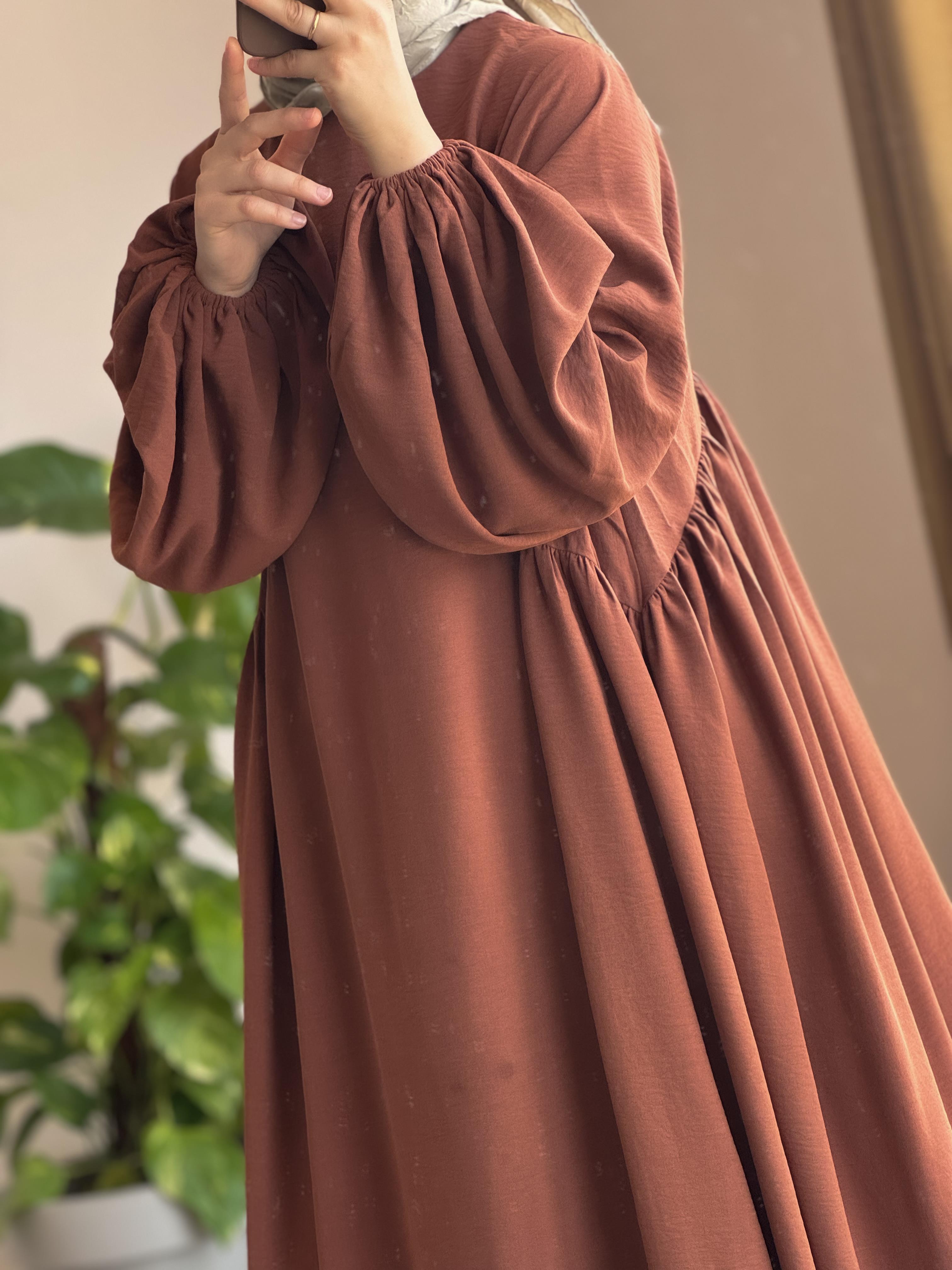 Robe Defne Élégante en Crêpe Aerobin, Coupe Ample et Confortable, Brun Roux Chic