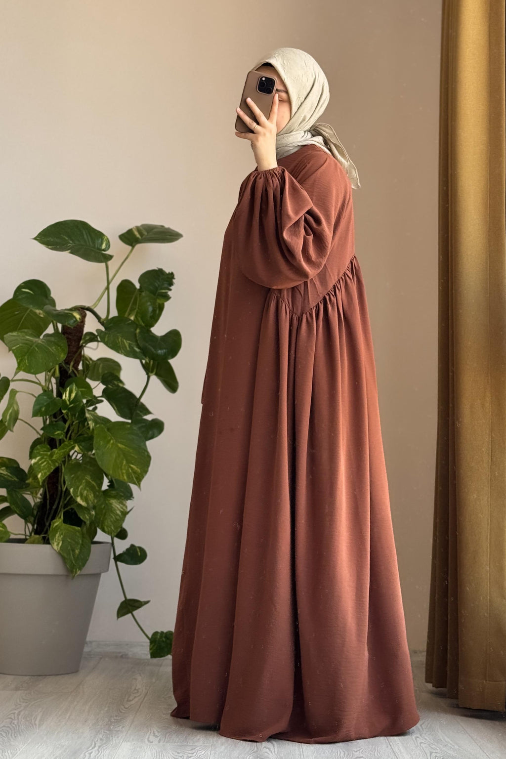 Robe Defne Élégante en Crêpe Aerobin, Coupe Ample et Confortable, Brun Roux Chic