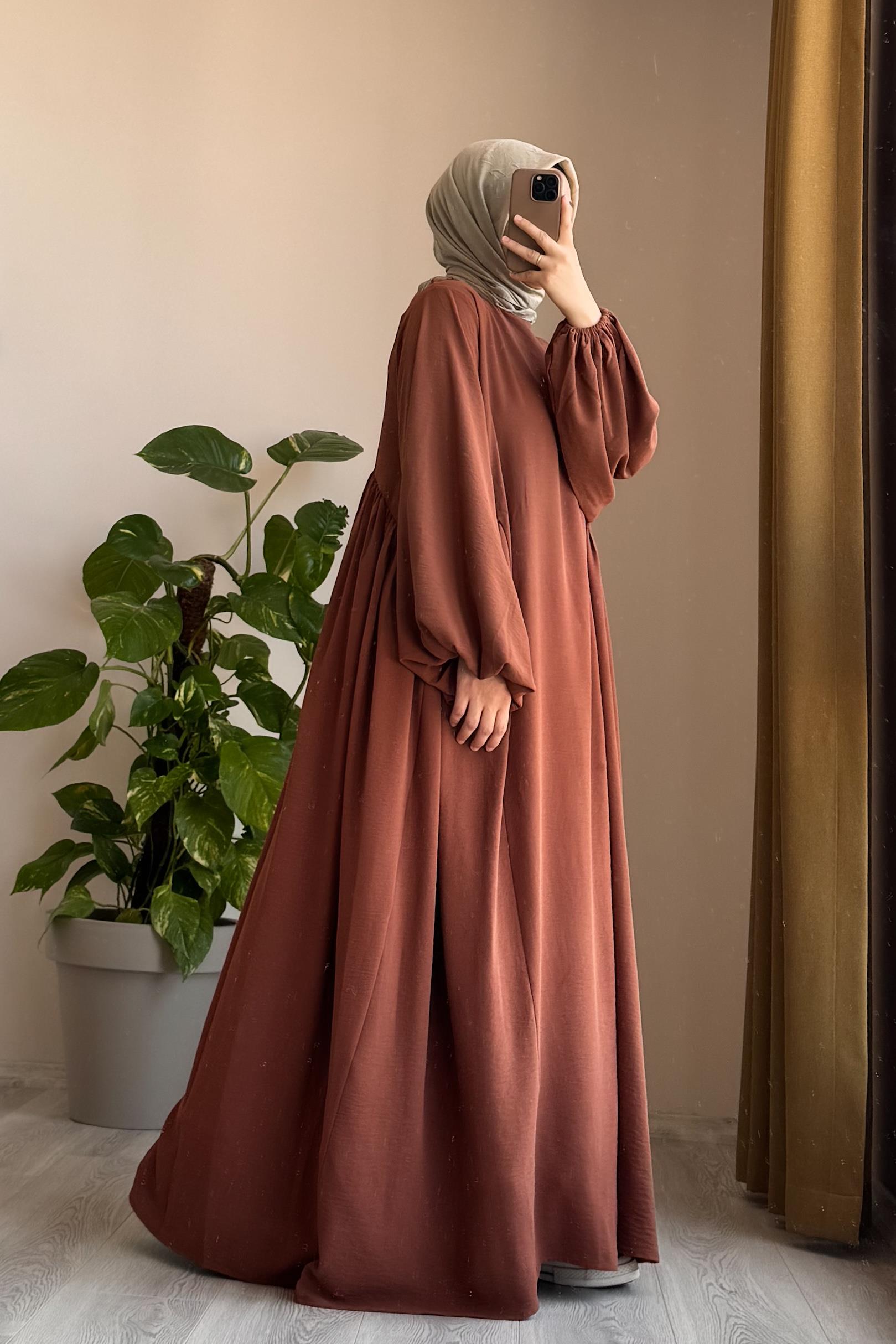 Robe Defne Élégante en Crêpe Aerobin, Coupe Ample et Confortable, Brun Roux Chic