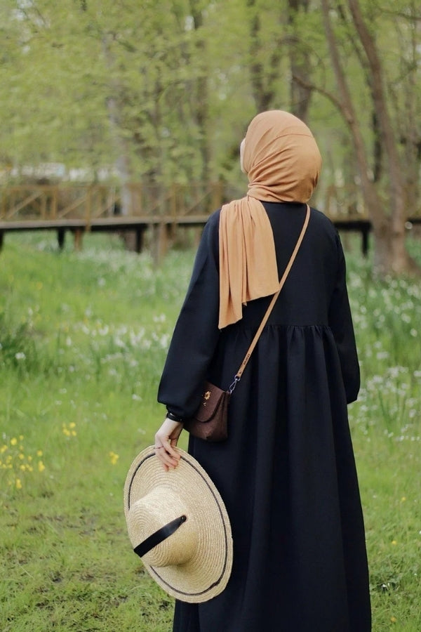 abaya longue en double crêpe noire, ceinture incluse, anti-froissage