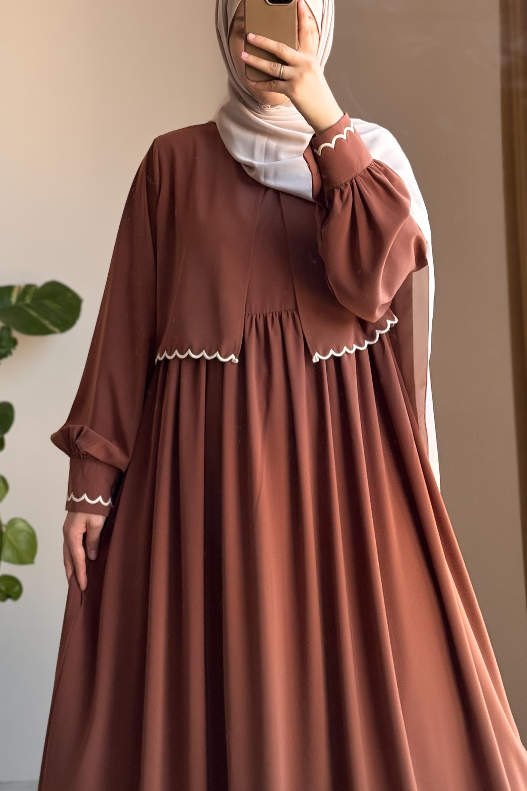 Ensemble Veste Brodé Soie Égyptienne Robe Longue Chic Femme Moderne Tabac