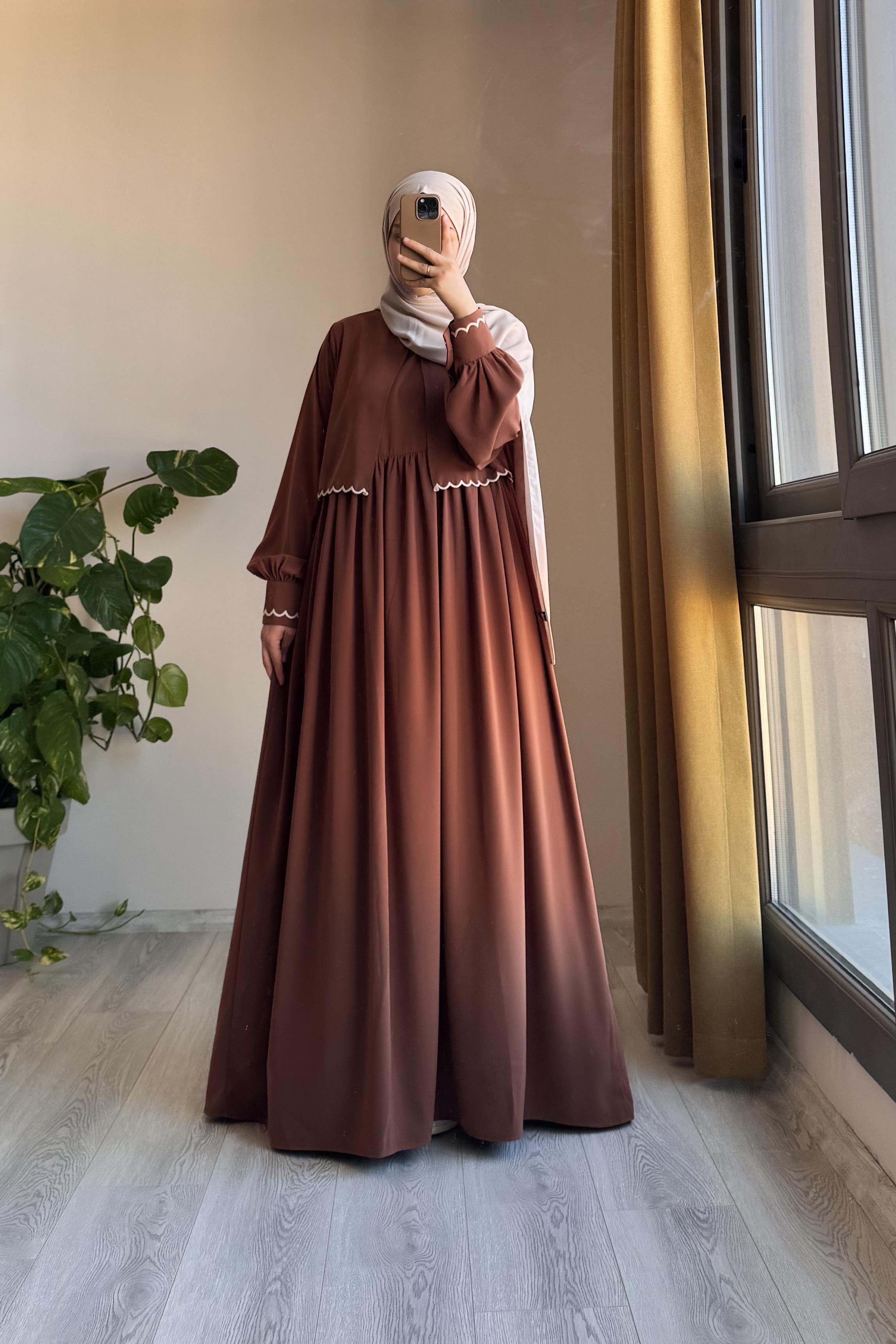 Ensemble Veste Brodé Soie Égyptienne Robe Longue Chic Femme Moderne Tabac