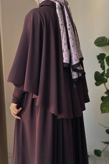 Robe longue beige avec pèlerine détachable en soie d'Égypte élégante