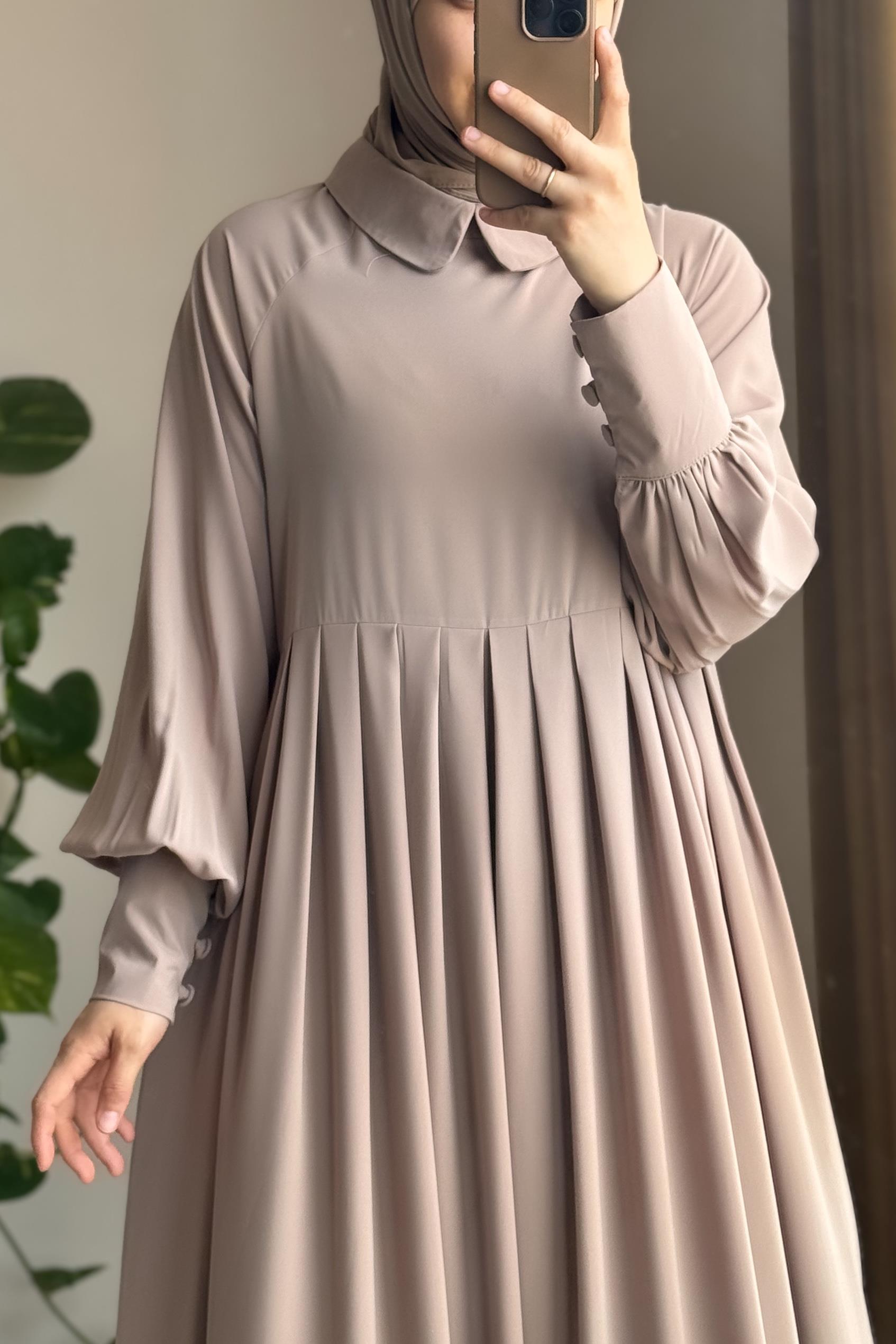 Robe longue beige avec pèlerine détachable en soie d'Égypte élégante