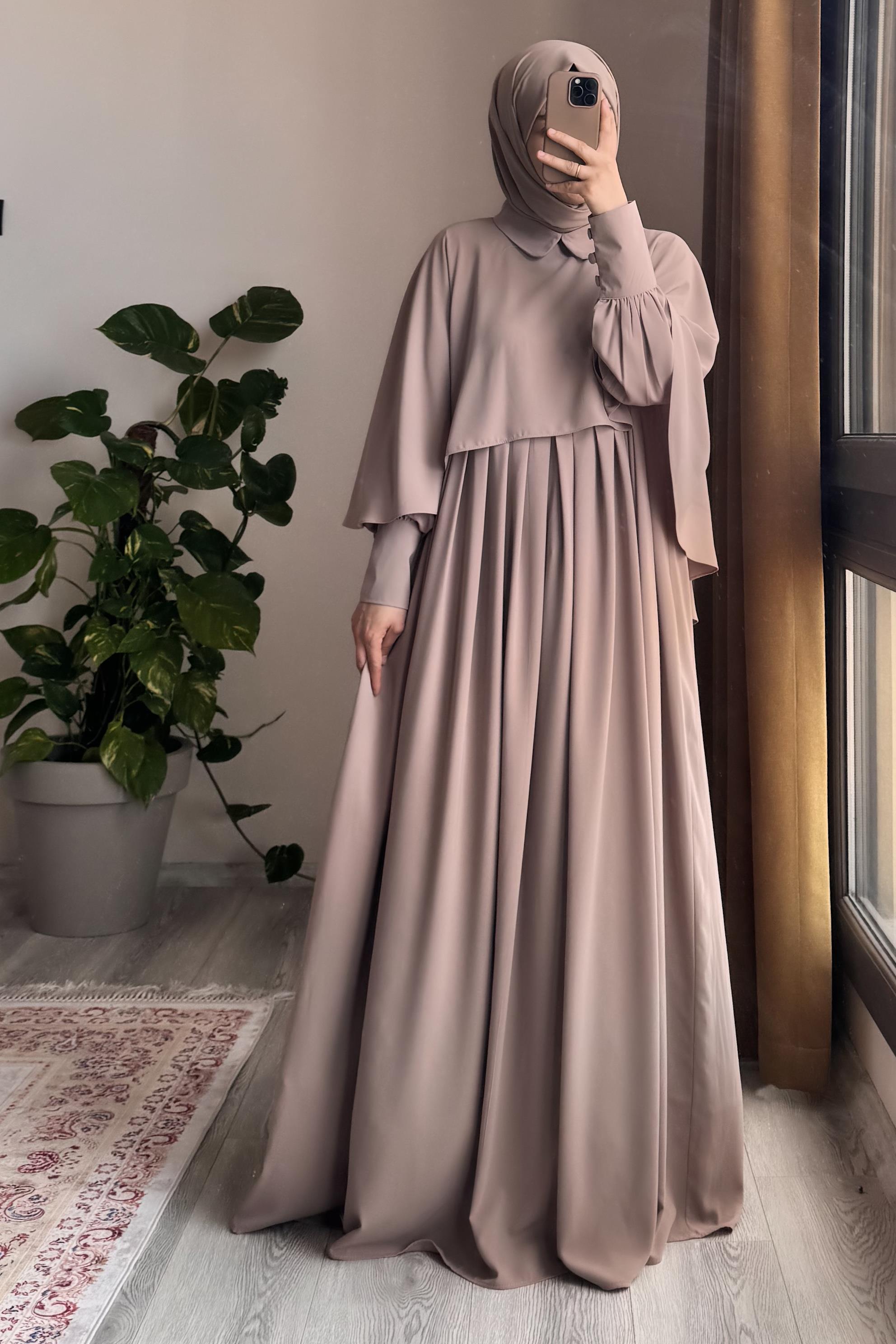 Robe longue beige avec pèlerine détachable en soie d'Égypte élégante