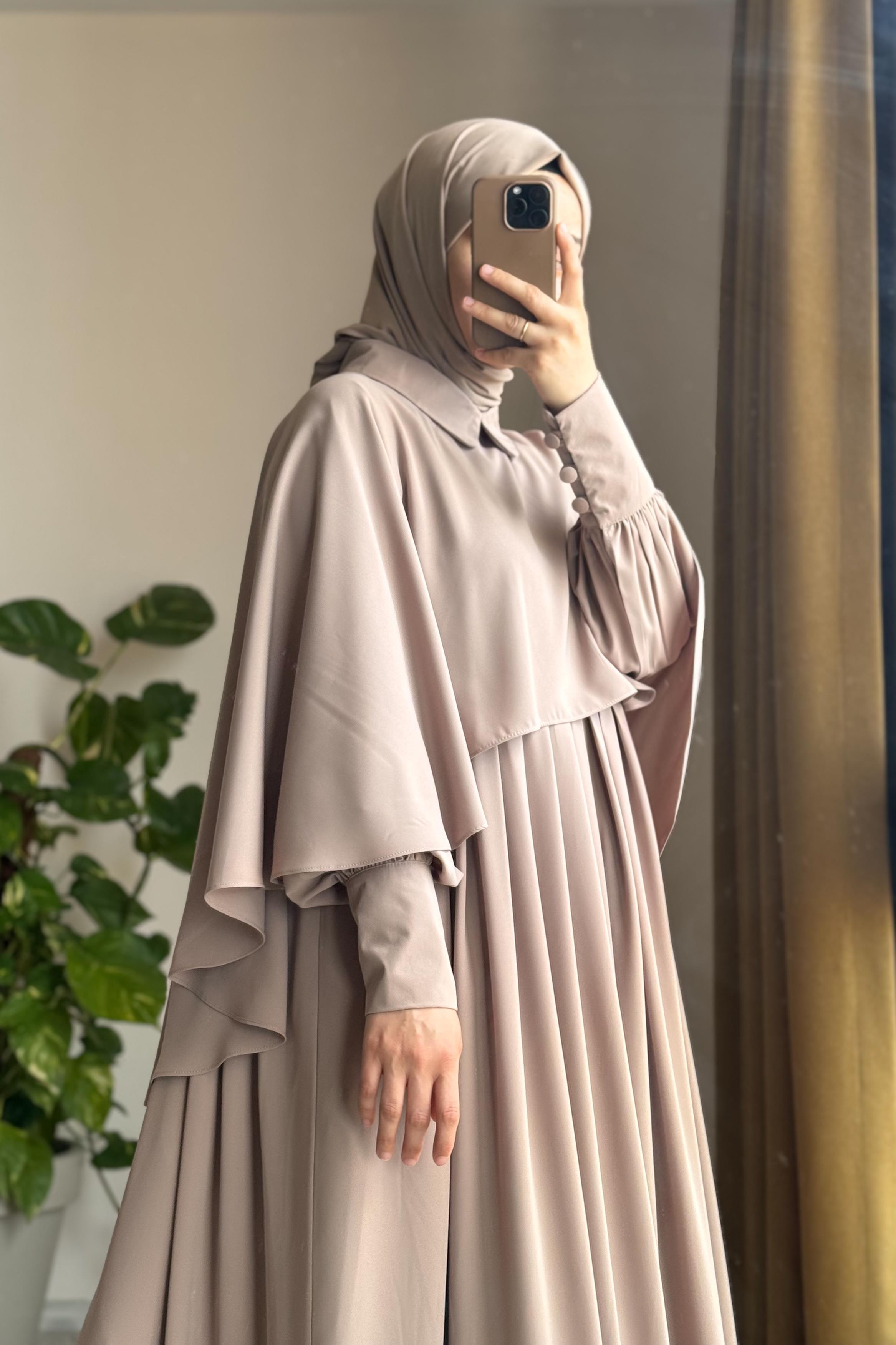 Robe longue beige avec pèlerine détachable en soie d'Égypte élégante