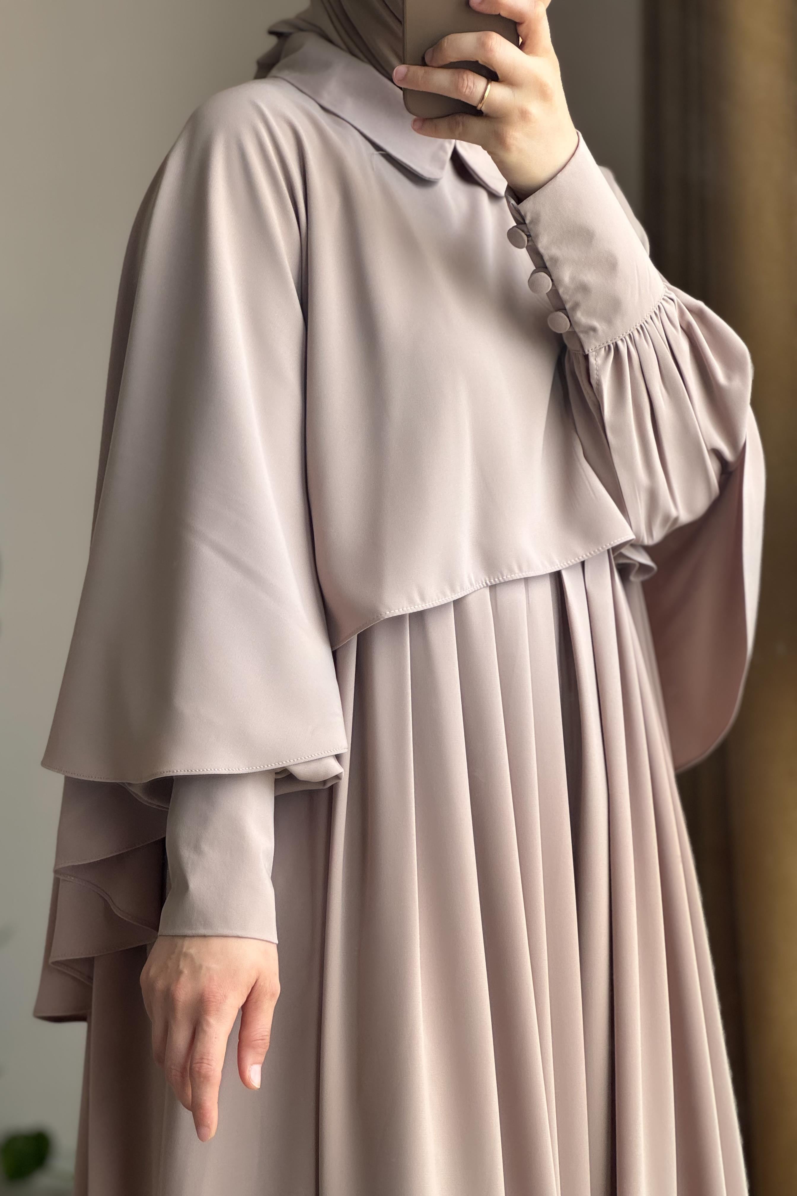 Robe longue beige avec pèlerine détachable en soie d'Égypte élégante