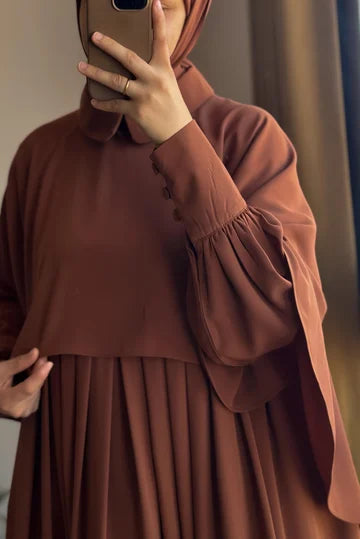 Robe longue beige avec pèlerine détachable en soie d'Égypte élégante