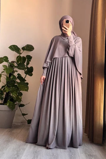 Robe longue beige avec pèlerine détachable en soie d'Égypte élégante