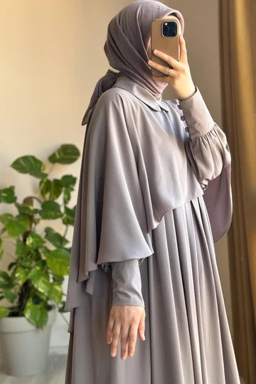 Robe longue beige avec pèlerine détachable en soie d'Égypte élégante