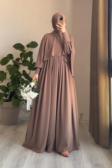 Robe longue beige avec pèlerine détachable en soie d'Égypte élégante