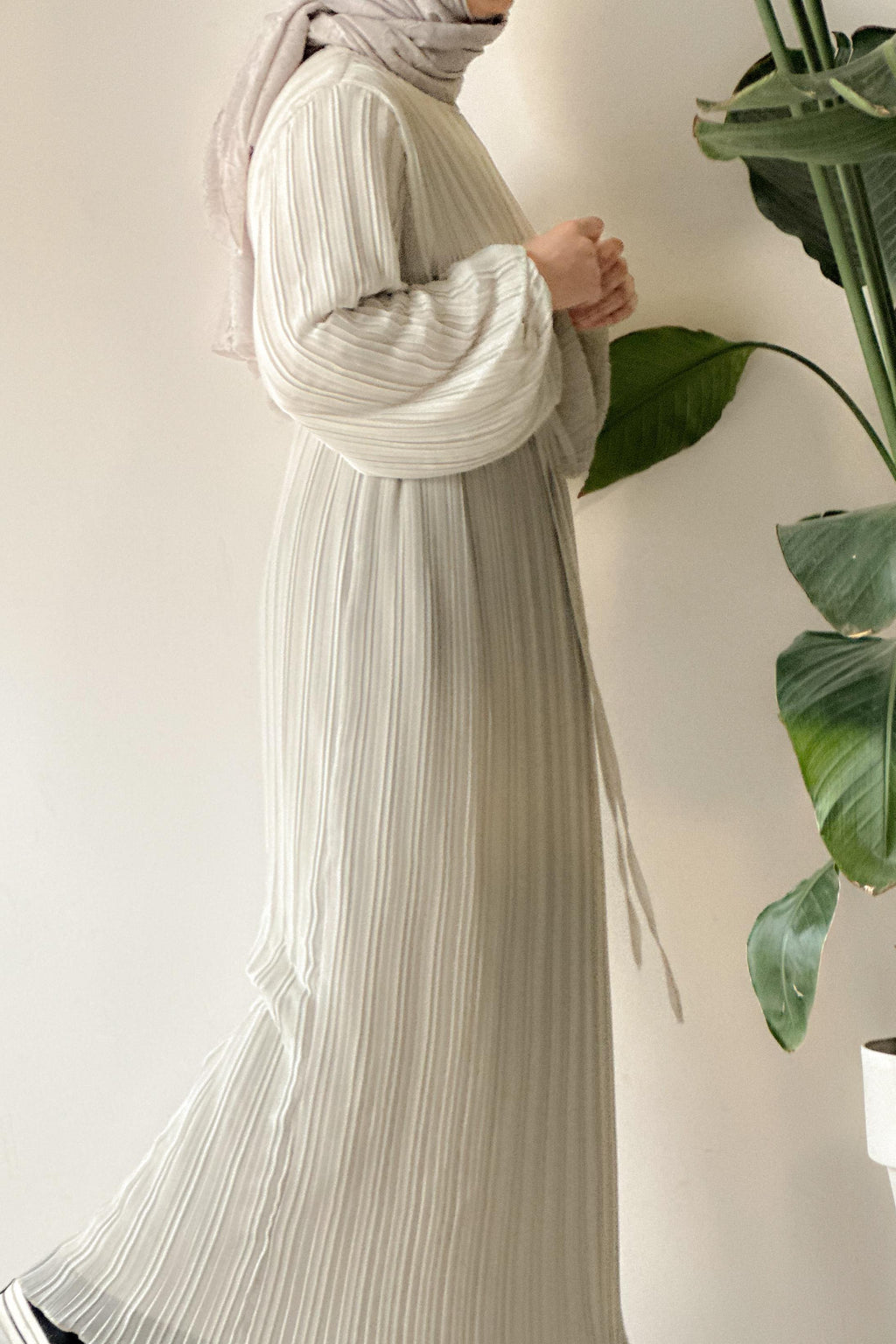 Robe plissée en chiffon beige doublée ceinture fine cérémonie