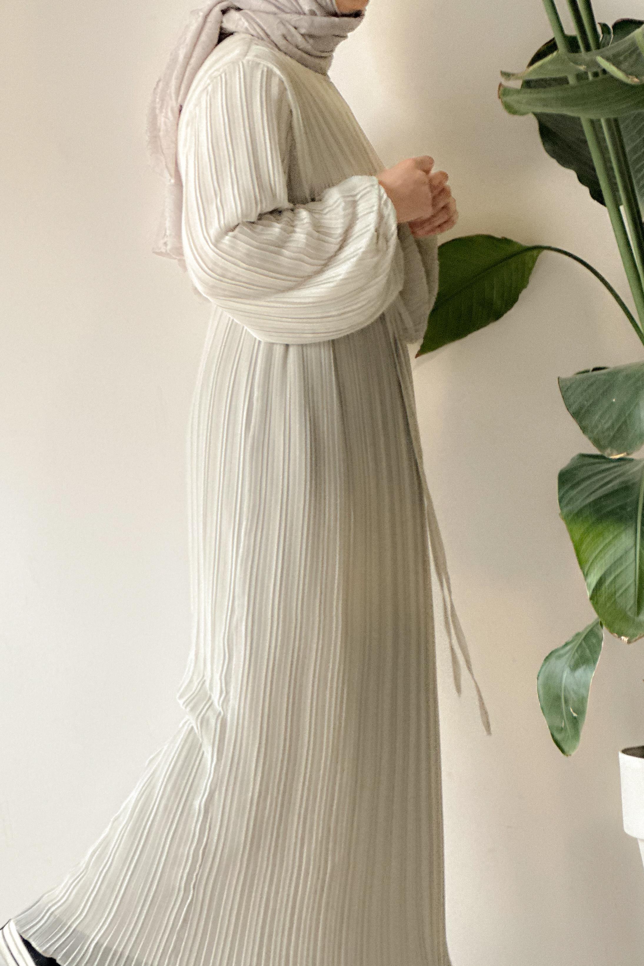 Robe plissée en chiffon beige doublée ceinture fine cérémonie