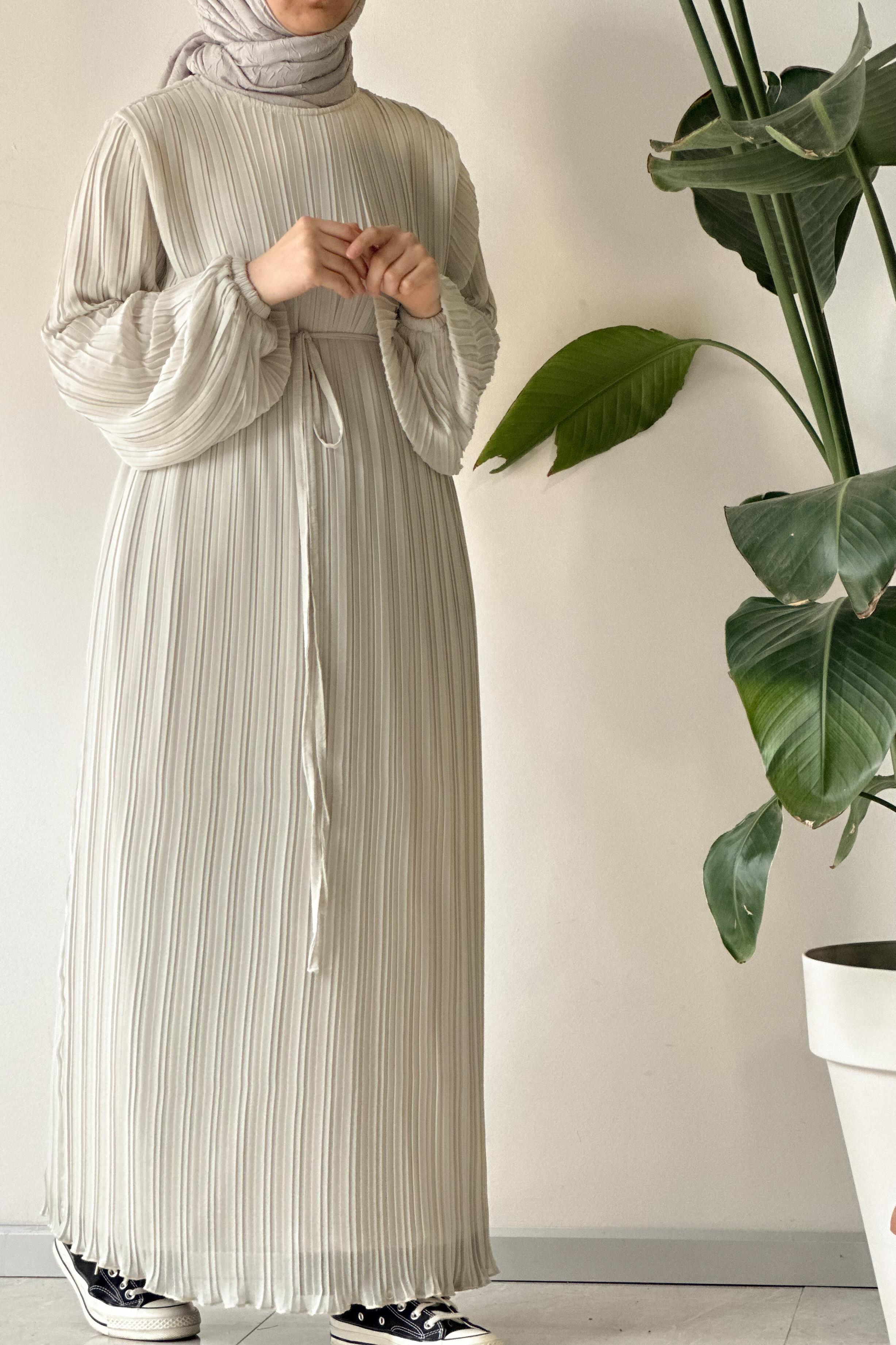 Robe plissée en chiffon beige doublée ceinture fine cérémonie