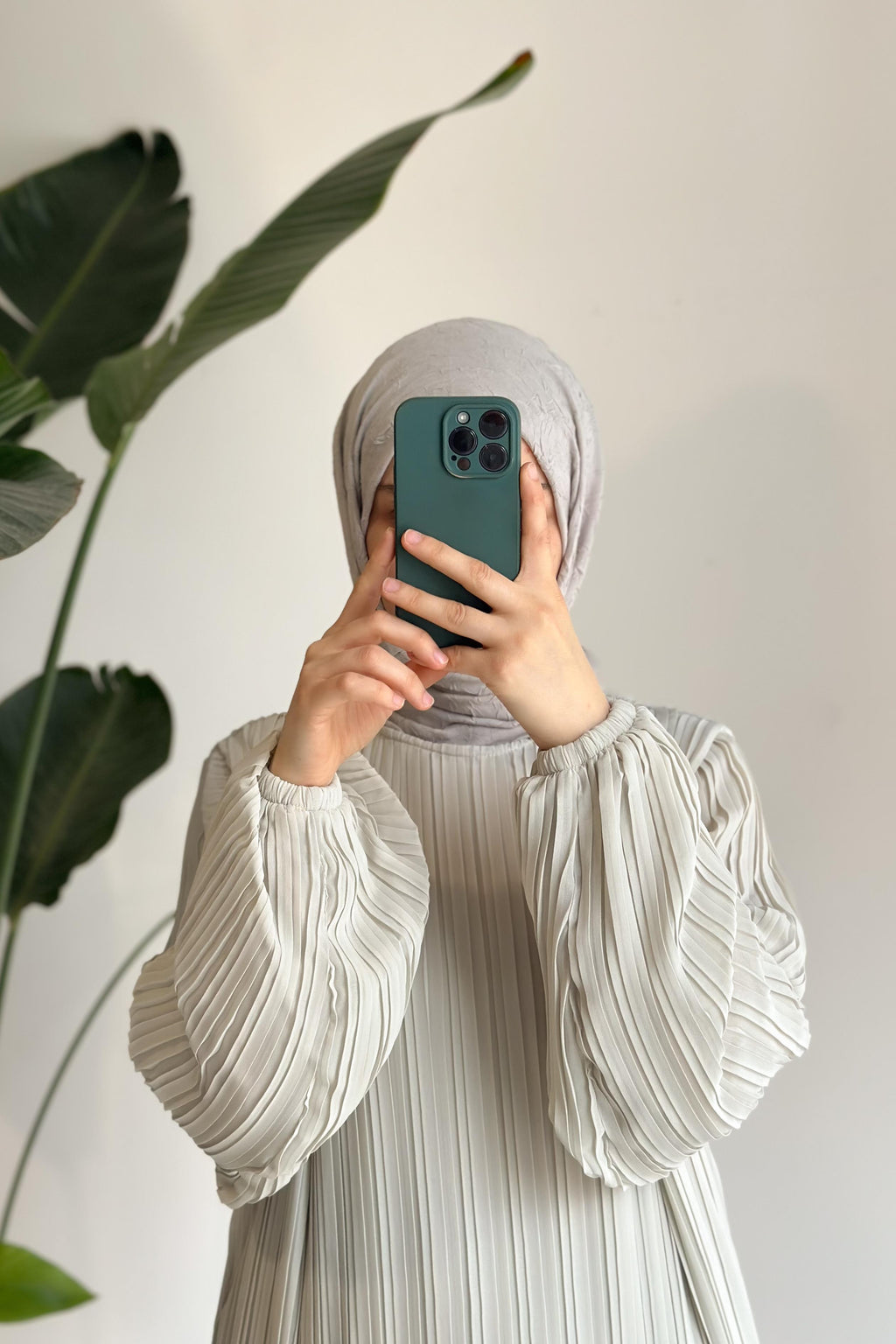 Robe plissée en chiffon beige doublée ceinture fine cérémonie