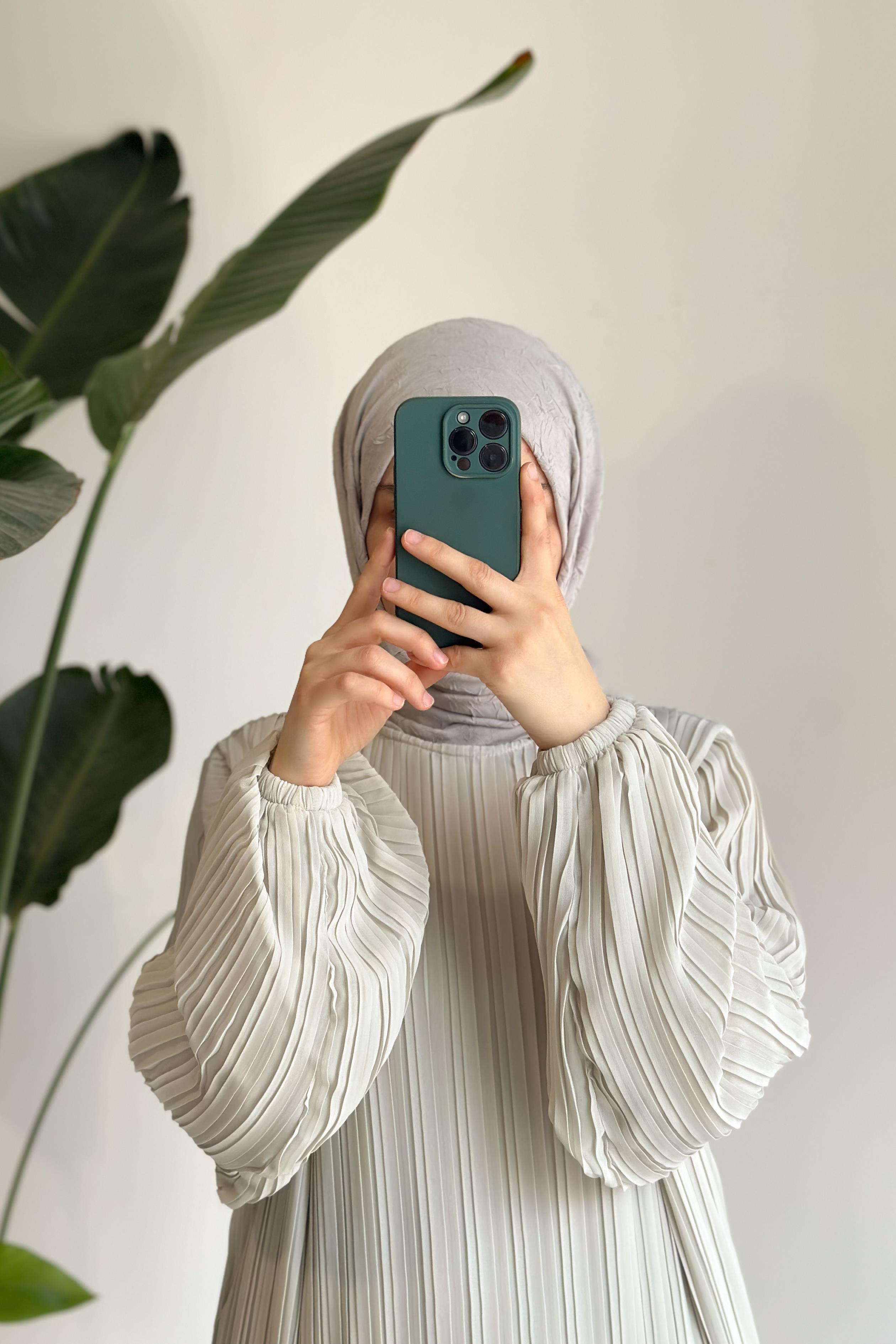 Robe plissée en chiffon beige doublée ceinture fine cérémonie