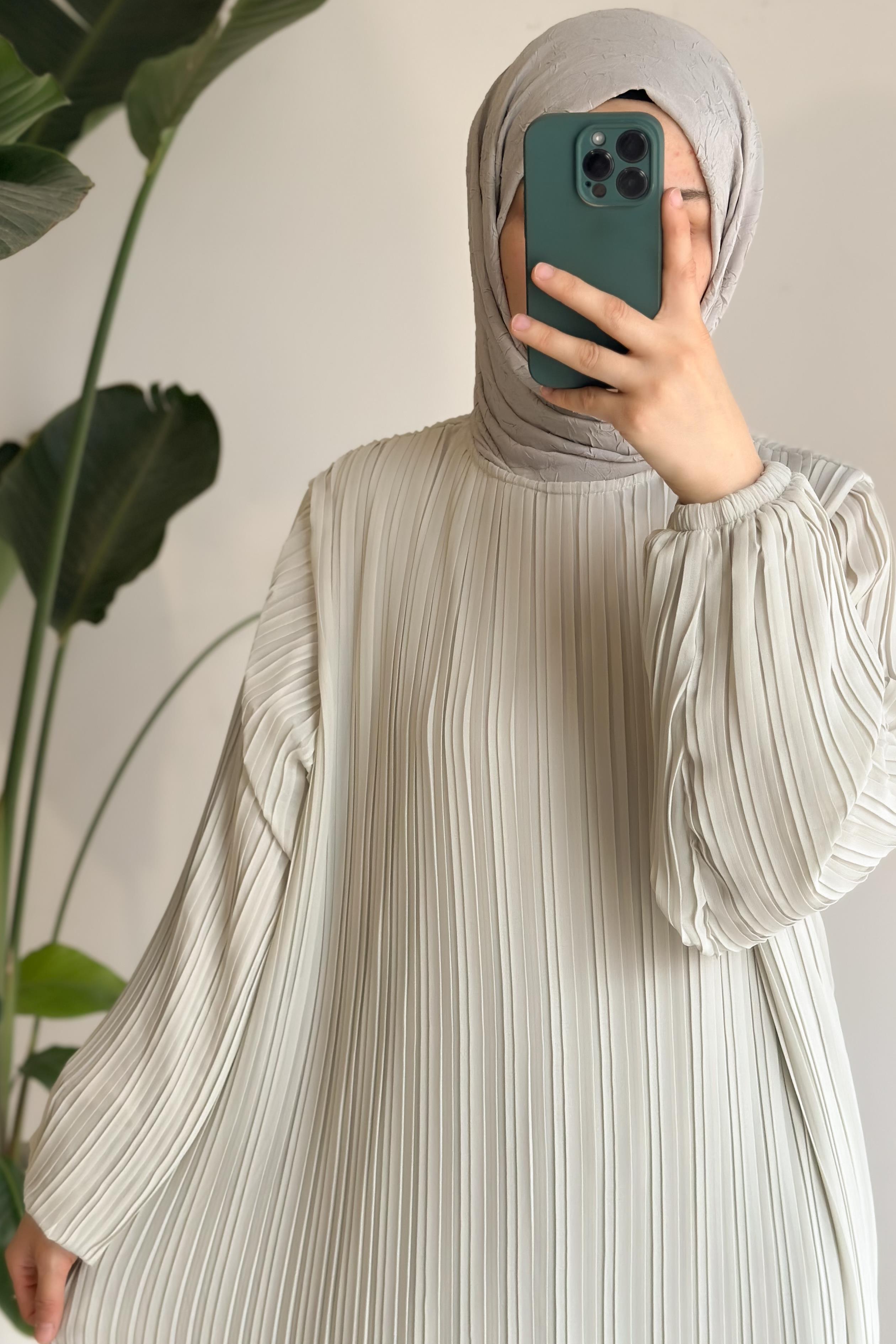 Robe plissée en chiffon beige doublée ceinture fine cérémonie