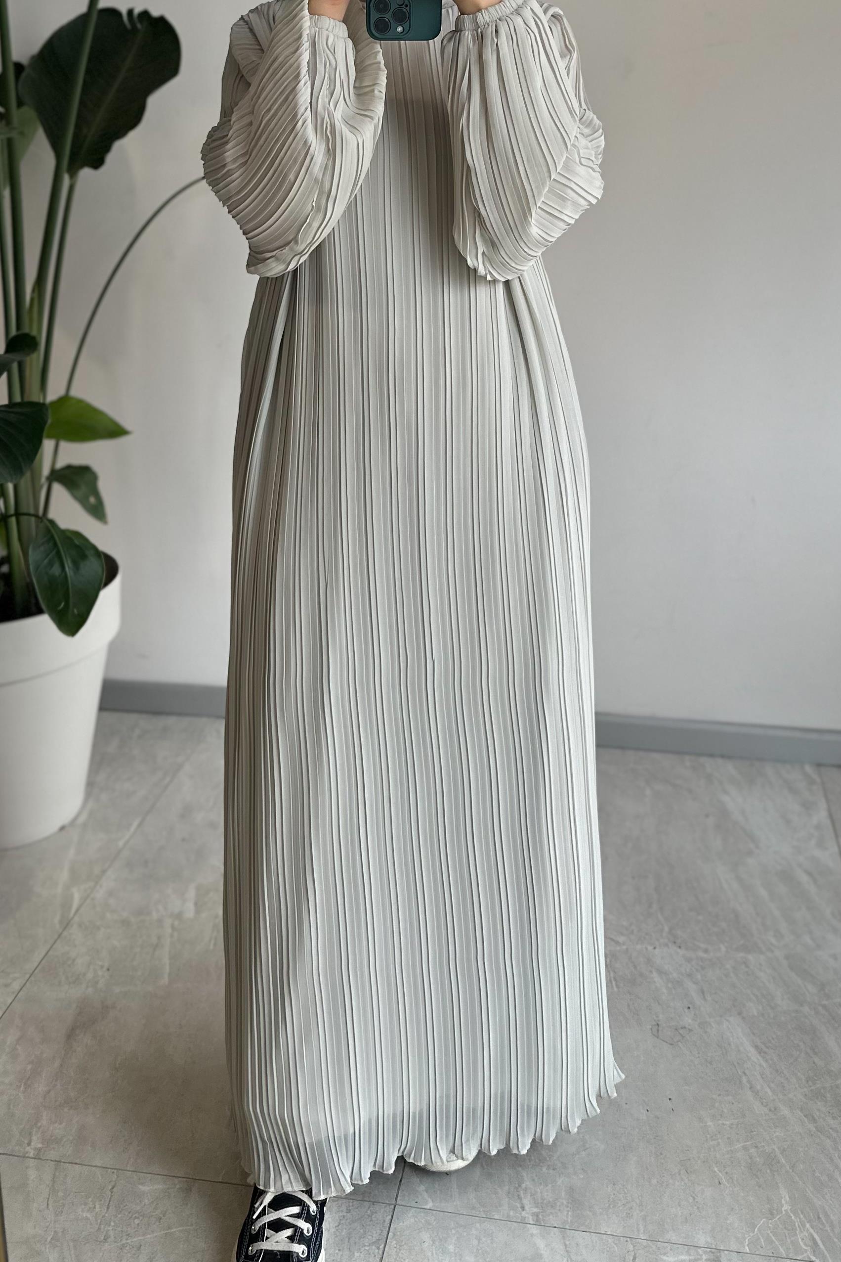 Robe plissée en chiffon beige doublée ceinture fine cérémonie