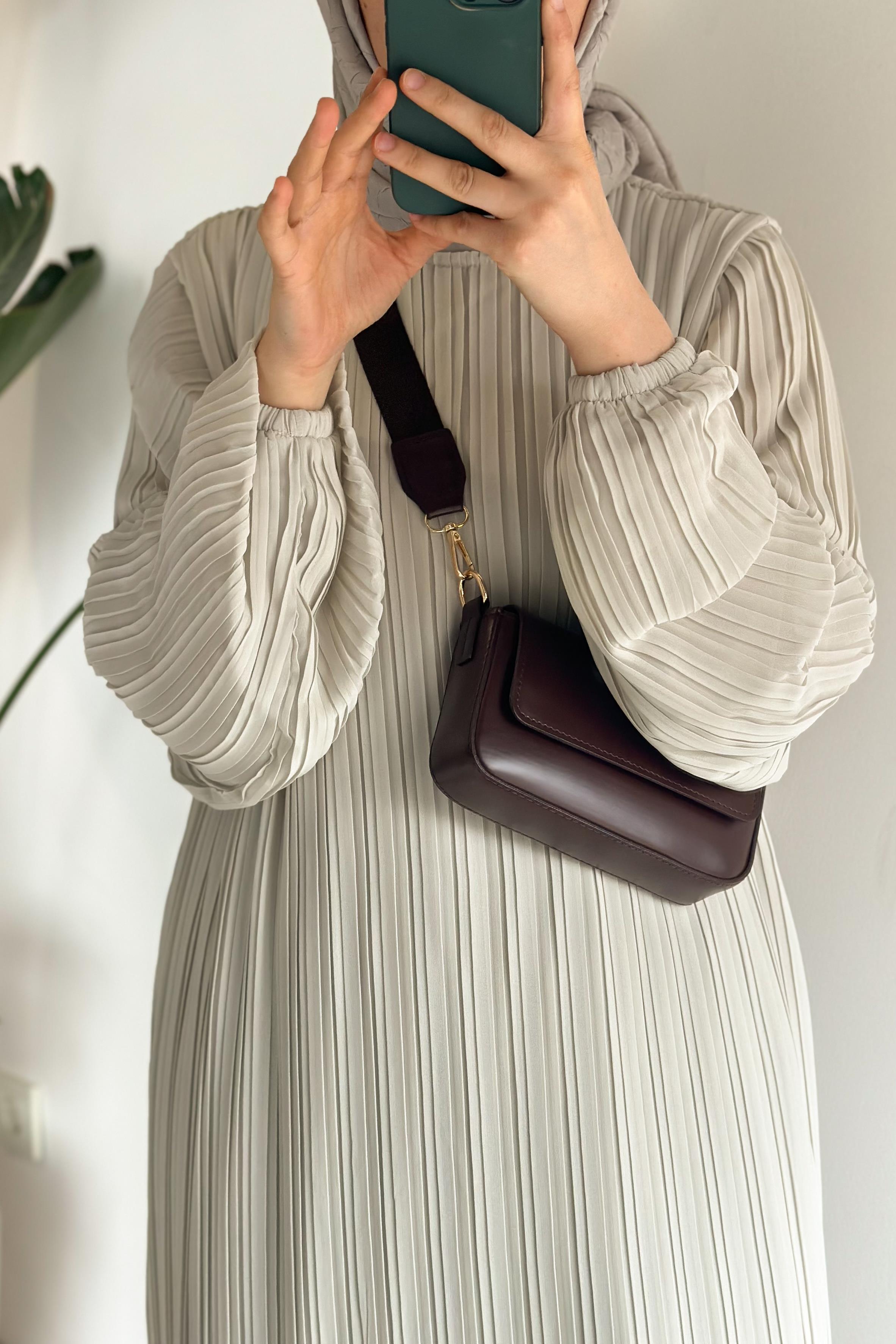 Robe plissée en chiffon beige doublée ceinture fine cérémonie