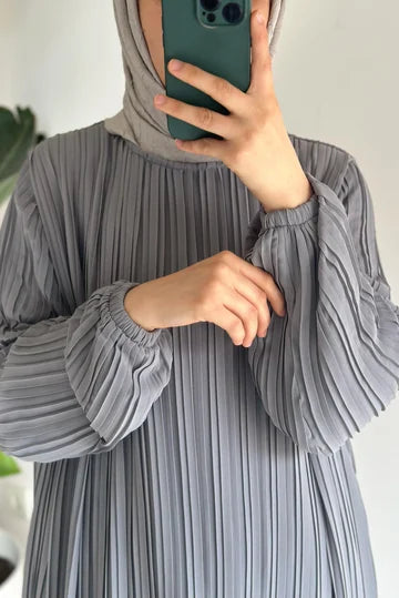 Robe plissée en chiffon beige doublée ceinture fine cérémonie