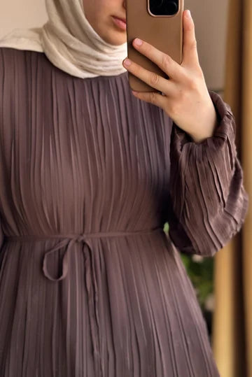 Robe plissée en chiffon beige doublée ceinture fine cérémonie