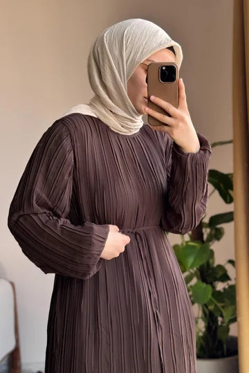 Robe plissée en chiffon beige doublée ceinture fine cérémonie