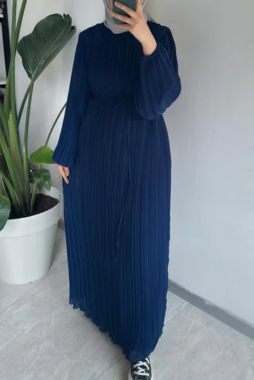 Robe plissée en chiffon beige doublée ceinture fine cérémonie