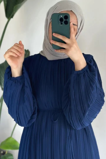 Robe plissée en chiffon beige doublée ceinture fine cérémonie