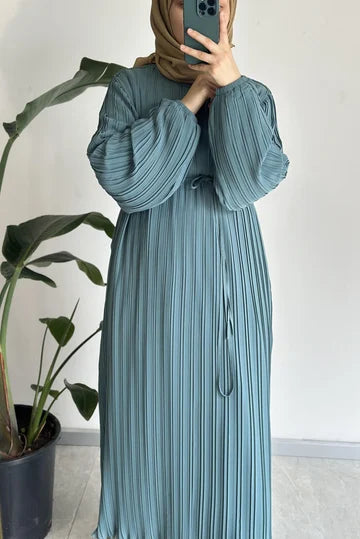 Robe plissée en chiffon beige doublée ceinture fine cérémonie