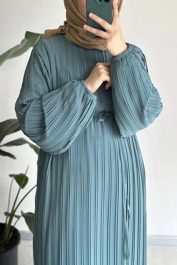 Robe plissée en chiffon beige doublée ceinture fine cérémonie