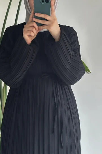 Robe plissée en chiffon beige doublée ceinture fine cérémonie